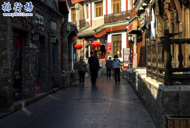 導語：北京是一座歷史文化名城這裡有很多著名的古文化遺蹟，其中包括長城、故宮等還有一個比較有特色好玩的地方那就是北京的胡同，在清朝的時候有很多官員都是住在這裡古文化氣息濃郁有很多大街小巷以及四合院等歷史文化建築今天TOP10排行榜網小編為大家盤點了北京最著名的十大胡同排名介紹，一起來了解一下吧!  北京最著名的十大胡同排名  1.南鑼鼓巷  2.菸袋斜街  3.帽兒胡同  4.國子監街  5.金魚胡同  6.東交民巷  7.琉璃廠  8.西交民巷  9.菊兒胡同  10.八大胡同  十、八大胡同  八大胡同位於觀音寺以西，是老北京柳巷的代稱是一個地名位於前門外大柵欄附近這個地區有15條胡同是紅燈區。因為這裡妓館密集有過明妓或者暗娼公認的八大胡同分別是胭脂胡同、李紗帽胡同、百順胡同等八條胡同是一等二等的妓院。  九、菊兒胡同  菊兒胡同起源於明朝時期，在乾隆時被稱為桔兒胡同是個多音字讀潔和橘。其中橘是俗寫，這裡有很多富有古建築藝術氣息的建築附近好玩的地方有茅盾故居、雍和宮等，吸引了不少外國遊客的關注和遊玩。  八、西交民巷  西交民巷位於西城區南部附近遊玩的景點有天安門廣場、新華街、人民大會堂等這裡有很多古文化遺蹟其中包括街內有張廷閣宅、京師看守所等一些歷史文物單位，在2002年的適合改建為中國錢幣博物館新館。  七、琉璃廠  琉璃廠其餘於清代時期，當時各地參加科舉考試這裡就有很多售賣書籍和筆墨的店面，富有濃郁的古文化氣息贏得了廣大海內外遊客的讚譽。是北京最著名的十大胡同之一周邊的景點有廠甸、紀曉嵐故居。  六、東交民巷  東交民巷位於北京東城區原來是東江米巷在北京最著名的十大胡同排名中這條胡同最長，有元代控制漕運米糧進京的稅務所和海關是運送糧食的必經之地這裡有很多古文化建築以及銀行、教堂、醫院等吸引了很多遊客附近的景點有老舍茶館、天安門等。  五、金魚胡同  金魚胡同這個名字聽著就特別有意思這裡有著名的吉祥戲院和東來順飯莊晚上來這裡逛特別好玩，異彩紛呈的夜景走在小巷中感受這些歷史文化氣息然後還可以去附近的王府井、東堂逛一下非常愜意。  四、國子監街  國子監街起源於元朝初年是北京唯一的牌樓街道，街上面有4座牌樓東面西面各一座國子監附近各一座，以前這裡不叫國子監被稱為成賢街直到1956年的時候才改名國子監這裡存在很多大小宅院、廟宇、古文化氣息濃郁，周邊的景點有國子監、孔廟等。  三、帽兒胡同  帽兒胡同位於北京東城區附近的景點有火德真君廟、茅盾故居等在明代時期因文昌宮取名帽兒胡同，因為清朝時期有很多製作帽子的作坊所以改名為帽兒胡同。  二、菸袋斜街  菸袋斜街位於什剎海文化保護區，在北京最著名的十大胡同排名中是國家建設的八大特色街區之一，起源於明朝初年當時這條街叫打魚廳東街後來到了清朝乾隆年間改名為鼓樓斜街隨著時間的發展這裡住著一些旗人都比較喜歡抽菸所以推動當時煙業的發展開起了菸袋商鋪所以漸漸的就成了菸袋斜街。  一、南鑼鼓巷  南鑼鼓巷又稱蜈蚣街位於北京東城區是一條很古老的街道，這裡保存了元代的很對大街小巷以及四合院街道，另外還有八大巷以及50坊等元代時期這裡叫羅鍋巷乾隆十五年改名為南鑼鼓巷，這裡有很多小商店包括糧店、油鹽店、豬肉鋪、藥鋪等規模龐大有近30個行業另外還有一些比較大的店面如飯店、銀號、茶店等周邊好玩的景點有：恭王府花園、什剎海。  結語：以上就是TOP10排行榜網小編為大家盤點的北京最著名的十大胡同排名，這些胡同的特色都不一樣但是每一個都有著元代和清代時期的古文化氣息，是北京一個非常好玩有趣的地方。