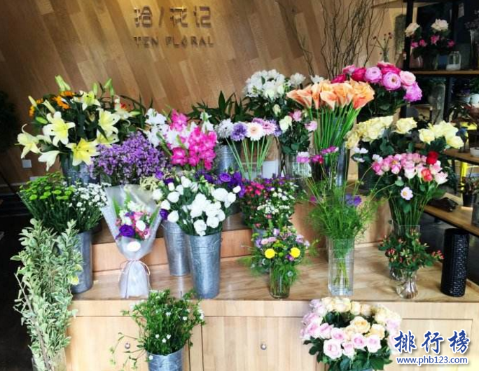 導語：北京的生活節奏快，我們每天都在忙碌的工作，偶爾休息的時候可以去這些鮮花小店看看，就會覺得疲憊全無。選擇自己喜歡的花卉還有綠色小植物放在家裡讓平凡的生活中增添一些色彩。生活中送女朋友還是求婚來用一定會是一個大大的驚喜!今天TOP10排行榜網整理了10間北京最美花店介紹，一起來看看吧!  10間北京最美花店  1.798花間小築  2.Injoy Flower  3.花如靨  4. 裕卉美景  5.CLORIS FLORAL  6.野獸派  7.拾花記  8.一往情深Une Fleur  9.花治植物美學實驗室  10.愛麗思花苑  十、愛麗思花苑  地址：北京市東城區東直門內大街1號路北  這是一家洋溢著生活情調的花店，店內的裝飾非常的樸實，插畫的搭配和風格會吸引你的眼球，只要進來看過的朋友都會被眼前的一切所吸引成為一種好看的景觀，據說店主是花了心思搭配的，很別致不會有那種繁雜的感覺，如果男生要給女朋友準備花束這個店值得來，因為很特別受到肯定很驚喜的。  九、花治植物美學實驗室  地址：北京市東城區安定門內大街謝家胡同5號  夏天有人在這裡搭建了一座美麗的植物美學實驗室，整個房間美感十足花朵很驚艷，這裡的花是從世界各地挑選來的純植物生活產品，店主每天都會更換作品，讓每一個到來的人都能有一種獨特的美感，這些花雖然叫不上名字但是讓人看著很喜歡很舒服。  八、一往情深Une Fleur  地址：北京市東城區五道營胡同70號  這是一家法式風格的花店，第一眼走進去有點復古的感覺，店裡的色調和花的色彩鮮艷還散發著清香，十分的漂亮讓人一看就有了對美好的生活方式的嚮往。據說這是一名京劇演員創辦的，這些不常見的花被這么搭配著有一種強烈的藝術美感，在10間最美花店裡面這家的風格最獨特，這裡被常用於電影裡面的一個場景，拍攝出來十分唯美。  七、拾花記  地址：北京市東城區東直門街道當代MOMA小區T5-102  拾花記是2015年一個年輕人創辦的花店，店裡面有一種很強的小清新的感覺，走進店裡看到那些美麗的花朵那么的鮮艷亮麗，還散發著清香。這裡可以作為休閒的場所喝喝茶聊聊天十分的舒服，店主每個季度會更換布置風格呈現不一樣的色彩讓人每一次過來都能有不一樣的感受。  六、野獸派  地址：北京市朝陽區三里屯太古里南區  這家店面在北京很出名，創立於2011年在全國有很多分店，三里屯是個熱鬧的地方店裡的花都是店家精心設計的，蒐集來的各種小花卉可以放在家裡十分的漂亮，這些花卉很特別看一眼就會過目不忘的，非常的有趣放在家裡好看又有品位。  五、CLORIS FLORAL  地址：北京市朝陽區東方東路19號官舍南區F104B  這家花店的名字都那么的高大上，據說來自於希臘女神的名字，店裡搭配藍色的色調非常特別，走進入仿佛來到一片小型的花海，在10間北京最美花店裡面這家店最受歡迎。店裡的花卉搭配那么的美，而且那些花瓶還那么的可愛讓人忍不住想搬回家的衝動，搭配靈感讓人對生活充滿熱情和希望。  四、 裕卉美景  這是一家古典氣質的花店，店裡的桌子是木頭做的，放上這些漂亮的看上去既浪漫又有情調。巴洛克式的吊燈和木製書架以及扶手樓梯這些裝修都是那么的有氣質，據說這裡不僅可以定製花束還可以跟店主學習插花的手藝，如果你也有開間花店的夢想可以去這裡看看。  三、花如靨  地址：北京市朝陽區北苑北辰綠色中央公園內  花如靨創立於2012年，是北京的一家高端的花店，這個店面好像一個美麗的女子的名字，這裡是夢幻的天堂田園式風格，店主特意裝修這種花園式的裝修風格讓人走進去就過目不忘，每一束花店主都是精心搭配色彩蘊含四季的氣息，每一個漂亮的花瓶都是那么的別致。  二、Injoy Flower  地址：地址：北京市朝陽區三元橋曙光西里鳳凰商街N25  這是一家年輕人開的花店，成立於2013年，店裡是那種復古式裝修，大部分是木製的，每一束花都有一個很精緻的花瓶，還有各種綠色小植物可以放在家裡感受自然的氣息，這裡不僅可以購買花束還可以學習插花技藝，另外還可以享受不一樣的下午茶時光。  一、798花間小築  地址：北京市朝陽區酒仙橋路2號798藝術區B10號  花間小築這家店就像是一個夢幻的小屋，裡面的家具很精美種植著各種花草給人一種小清新的感覺，主客廳裡面放置著各種搭配好的乾花，散發著清香讓你感受生活的氣息這裡還有綠色小植物的露台是店主和愛花的人一起享受生活的另外一個世外桃源，在10間北京最美花店裡面這家店最溫馨浪漫，坐在這裡看看書，聽聽歌享受下午茶是非常舒服的一件事。  結語：以上就是TOP10排行榜網小編為大家盤點的10間北京最美花店，這些花店有一種藝術氣息還有一種享受生活的氣息，每一間的風格不一樣，讓你感受不一樣的生活態度。