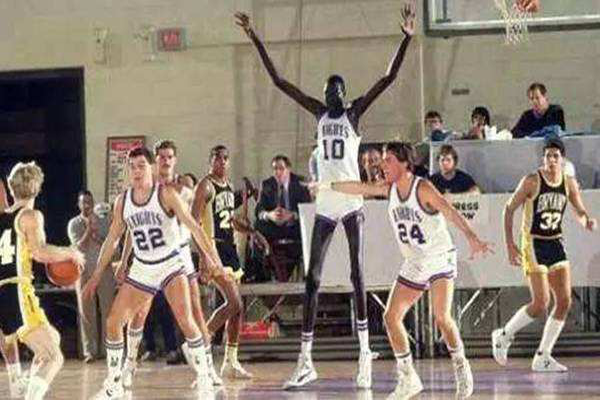 NBA中鋒身高排名 敢信嗎？身高2.31米，是NBA史上最高的球員