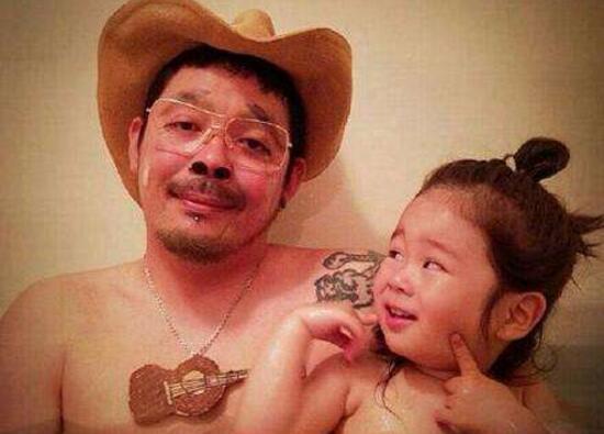 世界各國父親節習俗排行榜,日本最奇特(女兒為父親搓澡)