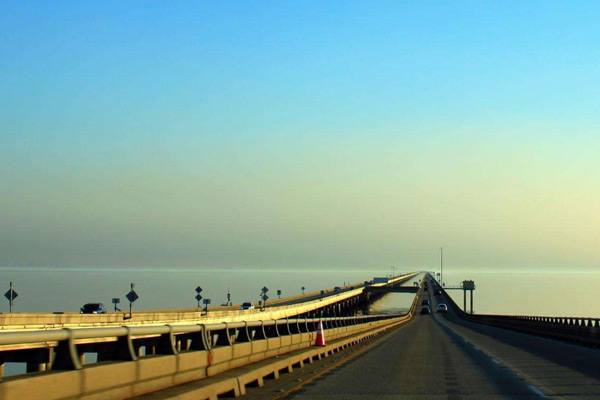 世界最長湖橋：龐恰特雷恩湖堤道