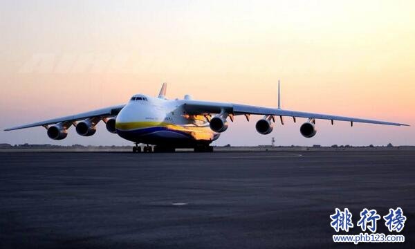 世界上最大飛機，安-225運輸機長84米重175噸(貨艙能裝下一輛高鐵)