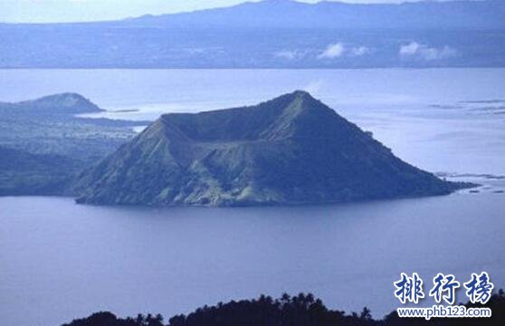 世界上最小的活火山，塔爾火山（相對高度僅200米）