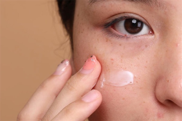 祛斑霜一般用在正確護膚品步驟的第幾個