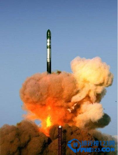洲際彈道飛彈(ICBM)被認為是一種主要的核威懾力量，目前只有少數國家擁有發射這種遠距離武器的技術。近年來很多軍事強國都開始發展自己的尖端武器，尤其注重在遠程飛彈上下大手筆。下面TOP10排行榜網就來盤點世界排行前十的洲際飛彈。