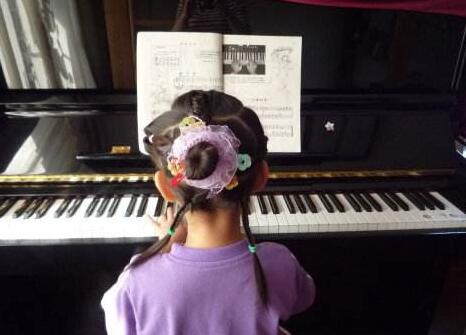 小女生鋼琴演奏髮型有哪些