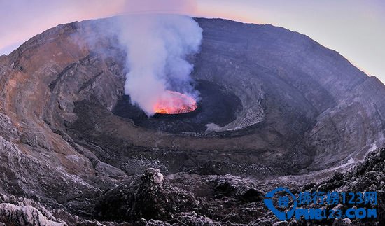 世界上最大的熔岩湖：尼拉貢戈火山坑