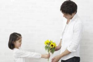 世界各國父親節習俗排行榜,日本最奇特(女兒為父親搓澡)