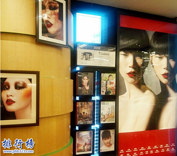 導語：北京是一個人口眾多的城市，大大小小的理髮店太多了看得眼花繚亂不知道哪個比較好，又擔心剪得不好毀了形象所以是一件比較頭疼的事情。今天TOP10排行榜網小編根據美發達人的好評數據和門店的人氣盤點了北京十大理髮店排行榜一起來看看哪些理髮店上榜了。  北京十大理髮店排行榜  1.Sassy Hair Design  2.東田造型  3.ASAKURA日式美髮沙龍  4.付軍剪藝  5.龍川小勃  6.淨漪造型  7.LA BELLEZA 麗莎造型  8.大象造型  9.DIMPLE日本美髮沙龍  10.吉米造型  十、吉米造型  吉米造型位於北京西單北大街131號西單大悅城B2樓，這是一家高端的奢華理髮店環境很好，裡面有很多優秀的理髮師其中包括維尼老師、伊文、安安等理髮師的技術都是不錯的，每次來都剪得很滿意，椅子坐著也很舒服。  九、DIMPLE日本美髮沙龍  DIMPLE日本美髮沙龍位於 東三環中路39號建外SOHO 7號樓502室空中花園，這裡的理髮師很專業負責服務態度也比較好，剪出的髮型和我想要達到的效果差不多，以後會經常來這家店。  八、大象造型  大象造型位於三里屯SOHO5號商場5層5551室是一家專業的美發造型店，這裡的環境還可以朋友推薦過來的理髮師非常認真負責，特別是飛飛理髮師不僅技術好而且剪出的效果很好，在北京十大理髮店排行榜中排第八推薦給大家。  七、LA BELLEZA 麗莎造型  LA BELLEZA 麗莎造型位於北京東方東路19號外交公寓官舍南區B1層B105店裡的裝修風格是我喜歡的，彭輝Penry、張顥Wenson、小白老師是首席理髮師技術都不錯，在這裡剪髮很多年了依然是那么的滿意。  六、淨漪造型  淨漪造型位於北京大望路萬達廣場4號樓3203室，這家店的理髮師剪髮技術很好像大衛、王展、大鵬等剪出的髮型受到很多客戶的誇讚，價格實惠也沒有強烈推銷什麼的做出的髮型很好看。  五、龍川小勃  龍川小勃理髮店位於北京西單大街大悅城B2樓，這裡的裝修環境很簡單大方又有點獨特，去的時候需要提前和髮型師約好，每次找張超老師做完髮型都很滿意，在北京十大理髮店排行榜中排名第五價格實惠。  四、付軍剪藝  付軍剪藝位於清華科技大廈C座地下商業街內，這裡的理髮師很認真負責其中馬冬老師、小常、郭浩等理髮技術很好，不管是洗髮師還是理髮師的服務態度都很好而且經濟實惠，效果很滿意。  三、ASAKURA日式美髮沙龍  ASAKURA日式美髮沙龍是一家高端的理髮店這裡的理髮師技術都很好的，他們有著豐富的理髮經驗技術紮實，而且很熱情周到的服務，地址位於北京工體北路8號院三里屯SOHO3號商場3層309室，考慮剪髮的朋友可以去體驗一下。  二、東田造型  東田造型是一家專業的高端理髮店這裡的裝修風格很大氣，之前朋友在這裡染髮了預約的是郝兵老師，他服務很熱情周到根據朋友的需求幫她選擇一個比較好看的顏色染出來的效果真的美美噠，忍不住想誇讚幾句。  一、Sassy Hair Design  Sassy Hair Design位於北京朝陽門外大街乙12號昆泰國際大廈底商19號，這家店的生意很好而且理髮師的剪髮理髮燙髮技術非常專業服務態度也比較熱情周到，在北京十大理髮店排行榜排名第一效果還是不錯的。  結語：以上就是TOP10排行榜網小編為大家盤點的北京十大理髮店排行榜，這些理髮店的好評數和剪髮手藝都是不錯的，大家如果需要改變形象和換個髮型可以考慮這些理髮店。