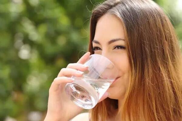 喝水能給皮膚補水嗎