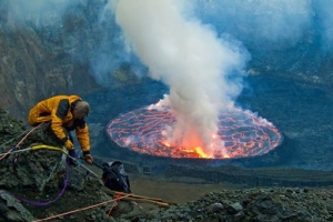 世界上最大的熔岩湖：尼拉貢戈火山坑
