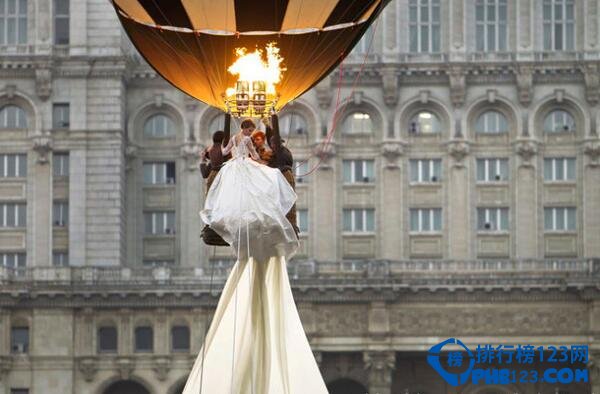 世界最長的婚紗 17歲嫩模穿三千米婚紗