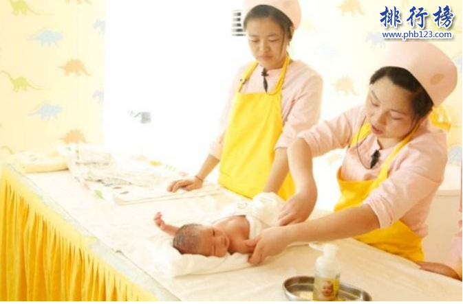 導語：中國二胎政策的開放越來越多的寶媽們選擇在月子中心調養身體，這樣可以得到更專業的照顧讓寶媽們放心，不僅可以幫助產婦早日恢復健康還能減輕家庭的不少負擔，那么你知道北京有哪些比較好的月子中心呢?今天TOP10排行榜網小編為大家盤點了北京高端月子中心排名情況，寶媽們一起來關注下吧!  北京高端月子中心排名  1.馨月匯月子中心  2.東方幸福國際母嬰會所  3.北京敦南真愛月子會所  4.禧月閣月子中心  5.萊弗月子會所  6.巍閣月子中心  7.月來悅好國際月子會所  8.新媽媽月子中心  9.天人安恩寶月子王府  10. 芙蓉花月子會所  十、芙蓉花月子會所  電話：010-83326111  地址：北京市豐臺區南四環西路188號二區12號樓  北京芙蓉花月子會所成立於2009年是國內首家創立月子中心的服務中心，採用家庭式布置格局確保客戶住得安心舒適。產婦和寶寶24小時細心照顧，根據產婦的身體情況提供營養美味的月子食品，有著多年的服務經驗受到國內外的客戶的一致好評。曾登上北京電視台對月子中心做了採訪，幫助更多產婦早日恢復健康。  九、天人安恩寶月子王府  電話：010-80765380  地址：北京市昌平區高教園中街玫瑰園別墅區221棟  天人安恩寶月子王府位於北京玫瑰園別墅區是一家高端的月子中心，附近環境優美寧靜適合居住讓每一位寶媽能享受度假休閒式的月子體驗，有專人照顧寶寶和專業醫師來檢查身體恢復情況，制定營養美味的月子餐，細心貼心的照顧受到很多客戶的讚譽。  八、新媽媽月子中心  地址：北京市朝陽區亞奧商圈  新媽媽月子中心創立於1999年是北京規模最大的一家母嬰護理機構，為每一位寶媽制定全套的月子護理服務，目前已經有15年的時間有專業的婦產醫生指導，接待過幾萬名產婦和寶貝擁有專業的高素質醫護團隊讓客戶感覺到溫馨如家的服務，  七、月來悅好國際月子會所  地址：北京通州區芙蓉園521  月來悅好國際月子會所創立於2011年是北京一家高端的五星級月子中心，在北京高端月子中心排名第七。為每位寶媽提供營養美味的月子餐、中醫理療、美容美體等60對個服務項目，每一對母子都有5各專業人員細心照顧，另外這裡還有私人花園環境優美，可以散步休閒。  六、巍閣月子中心  地址：朝陽區北辰東路8號匯園公寓貴賓樓E座301  北京巍閣月子中心成立於2006年起源於台灣結合中國專業護理經驗為客戶提供專業的產後護理團隊，在北京有6家分店服務於上萬個來自全國各地的高端客戶，另外公司還在深圳、天津等60多個城市開有品牌連鎖店面為客戶提供舒適放心的調養環境。  五、萊弗月子會所  地址：北京市海淀區海淀南路艾瑟頓國際公寓12層  萊弗月子會所成立於2011年是一家專業的母嬰看護中心，為每位客戶提供孕期保健、產後坐月子等保健醫學，住著五星級的奢華客房還有私人花園可以和老公朋友休閒娛樂，另外還有產後修復、瑜伽等為每一位寶媽提供放鬆安心的服務。  四、禧月閣月子中心  地址：北京市海淀區遠大路25號C座  北京禧月閣月子中心成立於2010年是一家專業的產後母嬰護理中心，在北京高端月子中心排名第四名。有專業的醫療團隊以及護理醫師全天候的照顧每隊母子，用心關愛產婦的修復情況細心照顧讓每一位產婦可體驗到如家式的溫暖。  三、北京敦南真愛月子會所  電話：400-880-5257  地址：北京敦南真愛月子會所有19幾年的專業母嬰護理經驗，服務於幾萬個家庭為每一位產婦提供營養的月子套餐、中醫調理、以及制定專業的照顧方案，讓每一位產婦感受愛的力量通過科學式的護理讓每位媽媽恢復完美健康身材。  二、東方幸福國際母嬰會所  地址：北京市亦莊經濟開發區經海三路109號天驥智谷5A號樓2樓  東方幸福月子中心是一家專業的母嬰照護機構為產婦提供產後護理修復等服務以及營養的月子餐幫助產婦早日恢復，對於每位寶寶有哺乳餵養以及一系列的生活護理，每一位來到這裡的產婦都感到了如家的溫暖另外還設有產後恢復身材和淡化妊娠紋等美容服務。  一、馨月匯月子中心  地址：北京朝陽區麗都商圈  北京馨月匯月子中心位於北京麗都公園附近這裡環境優美居住舒適，為客戶提供高端客房以及專業的護理團隊營養美味的月子餐，另外還有獨立寬敞的包房為客戶家屬提供聚餐等多種餐飲服務，細心照顧每對母子讓客戶早日恢復健康。  結語：以上就是TOP10排行榜網小編為大家盤點的北京高端月子中心排名情況，這些月子中心有多年的母嬰看護經驗，把每一位客戶都照顧得非常好受到很多產婦的好評和讚譽。