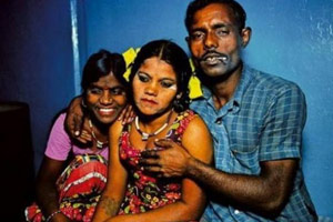 印度女子遭丈夫等10人輪姦 被逼當兒子面喝尿