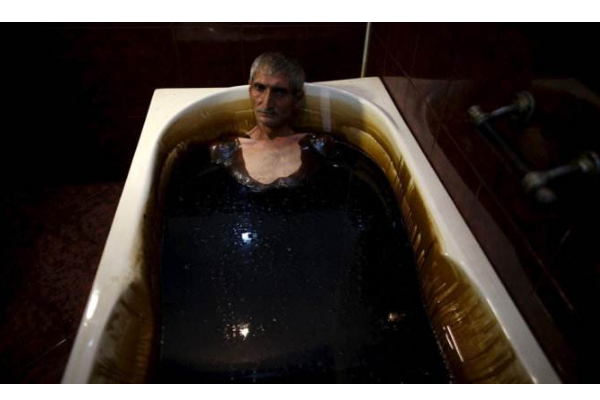 世界十大奇葩沐浴方法 石油浴竟流傳一千年，你聽說過幾個