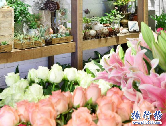 導語：北京的生活節奏快，我們每天都在忙碌的工作，偶爾休息的時候可以去這些鮮花小店看看，就會覺得疲憊全無。選擇自己喜歡的花卉還有綠色小植物放在家裡讓平凡的生活中增添一些色彩。生活中送女朋友還是求婚來用一定會是一個大大的驚喜!今天TOP10排行榜網整理了10間北京最美花店介紹，一起來看看吧!  10間北京最美花店  1.798花間小築  2.Injoy Flower  3.花如靨  4. 裕卉美景  5.CLORIS FLORAL  6.野獸派  7.拾花記  8.一往情深Une Fleur  9.花治植物美學實驗室  10.愛麗思花苑  十、愛麗思花苑  地址：北京市東城區東直門內大街1號路北  這是一家洋溢著生活情調的花店，店內的裝飾非常的樸實，插畫的搭配和風格會吸引你的眼球，只要進來看過的朋友都會被眼前的一切所吸引成為一種好看的景觀，據說店主是花了心思搭配的，很別致不會有那種繁雜的感覺，如果男生要給女朋友準備花束這個店值得來，因為很特別受到肯定很驚喜的。  九、花治植物美學實驗室  地址：北京市東城區安定門內大街謝家胡同5號  夏天有人在這裡搭建了一座美麗的植物美學實驗室，整個房間美感十足花朵很驚艷，這裡的花是從世界各地挑選來的純植物生活產品，店主每天都會更換作品，讓每一個到來的人都能有一種獨特的美感，這些花雖然叫不上名字但是讓人看著很喜歡很舒服。  八、一往情深Une Fleur  地址：北京市東城區五道營胡同70號  這是一家法式風格的花店，第一眼走進去有點復古的感覺，店裡的色調和花的色彩鮮艷還散發著清香，十分的漂亮讓人一看就有了對美好的生活方式的嚮往。據說這是一名京劇演員創辦的，這些不常見的花被這么搭配著有一種強烈的藝術美感，在10間最美花店裡面這家的風格最獨特，這裡被常用於電影裡面的一個場景，拍攝出來十分唯美。  七、拾花記  地址：北京市東城區東直門街道當代MOMA小區T5-102  拾花記是2015年一個年輕人創辦的花店，店裡面有一種很強的小清新的感覺，走進店裡看到那些美麗的花朵那么的鮮艷亮麗，還散發著清香。這裡可以作為休閒的場所喝喝茶聊聊天十分的舒服，店主每個季度會更換布置風格呈現不一樣的色彩讓人每一次過來都能有不一樣的感受。  六、野獸派  地址：北京市朝陽區三里屯太古里南區  這家店面在北京很出名，創立於2011年在全國有很多分店，三里屯是個熱鬧的地方店裡的花都是店家精心設計的，蒐集來的各種小花卉可以放在家裡十分的漂亮，這些花卉很特別看一眼就會過目不忘的，非常的有趣放在家裡好看又有品位。  五、CLORIS FLORAL  地址：北京市朝陽區東方東路19號官舍南區F104B  這家花店的名字都那么的高大上，據說來自於希臘女神的名字，店裡搭配藍色的色調非常特別，走進入仿佛來到一片小型的花海，在10間北京最美花店裡面這家店最受歡迎。店裡的花卉搭配那么的美，而且那些花瓶還那么的可愛讓人忍不住想搬回家的衝動，搭配靈感讓人對生活充滿熱情和希望。  四、 裕卉美景  這是一家古典氣質的花店，店裡的桌子是木頭做的，放上這些漂亮的看上去既浪漫又有情調。巴洛克式的吊燈和木製書架以及扶手樓梯這些裝修都是那么的有氣質，據說這裡不僅可以定製花束還可以跟店主學習插花的手藝，如果你也有開間花店的夢想可以去這裡看看。  三、花如靨  地址：北京市朝陽區北苑北辰綠色中央公園內  花如靨創立於2012年，是北京的一家高端的花店，這個店面好像一個美麗的女子的名字，這裡是夢幻的天堂田園式風格，店主特意裝修這種花園式的裝修風格讓人走進去就過目不忘，每一束花店主都是精心搭配色彩蘊含四季的氣息，每一個漂亮的花瓶都是那么的別致。  二、Injoy Flower  地址：地址：北京市朝陽區三元橋曙光西里鳳凰商街N25  這是一家年輕人開的花店，成立於2013年，店裡是那種復古式裝修，大部分是木製的，每一束花都有一個很精緻的花瓶，還有各種綠色小植物可以放在家裡感受自然的氣息，這裡不僅可以購買花束還可以學習插花技藝，另外還可以享受不一樣的下午茶時光。  一、798花間小築  地址：北京市朝陽區酒仙橋路2號798藝術區B10號  花間小築這家店就像是一個夢幻的小屋，裡面的家具很精美種植著各種花草給人一種小清新的感覺，主客廳裡面放置著各種搭配好的乾花，散發著清香讓你感受生活的氣息這裡還有綠色小植物的露台是店主和愛花的人一起享受生活的另外一個世外桃源，在10間北京最美花店裡面這家店最溫馨浪漫，坐在這裡看看書，聽聽歌享受下午茶是非常舒服的一件事。  結語：以上就是TOP10排行榜網小編為大家盤點的10間北京最美花店，這些花店有一種藝術氣息還有一種享受生活的氣息，每一間的風格不一樣，讓你感受不一樣的生活態度。