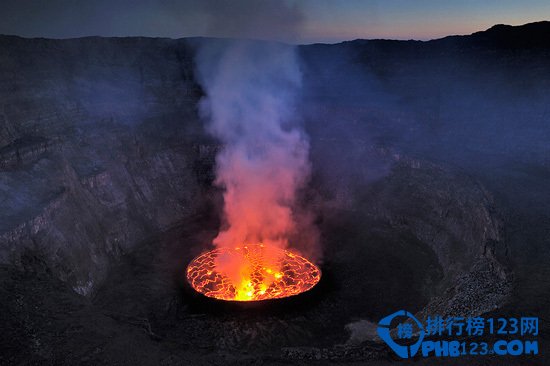 世界上最大的熔岩湖 尼拉貢戈火山坑