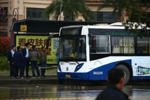 武漢公車捅人事件始末，嫌犯血濺公車後逃脫（附現場圖）