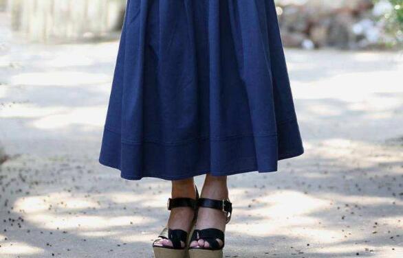 藏藍色長裙配什麼鞋子合適