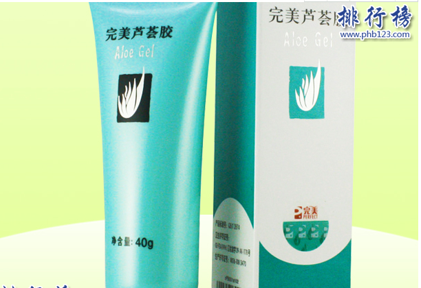 導語：夏季天氣乾燥，補水保濕護膚產品是必備，很多人都喜歡韓國和大牌的護膚品牌，其中有些國貨的補水保濕產品，補水效果也不錯喔!大家可以可以了解一下，價格實惠性價比高的護膚產品。  中國補水保濕產品排行榜10強  1.WIS水潤面膜  2.葉子清顏淨膚炭黑面膜  3.珀萊雅水動力護膚品套裝  4.自然堂水潤保濕潔面乳  5.水密碼護膚品套裝  6.歐珀萊時光鎖緊緻水乳護膚套裝  7.完美蘆薈膠  8.相宜本草花開面膜貼  9.珀萊雅素顏霜  10.百雀羚至臻皙白晶亮煥膚霜  一、WIS水潤面膜  WIS水潤面膜最近的銷量很火爆，贏得無數女性的青睞和好評，在中國補水保濕產品排行榜10強中排名第一，其中含有玻尿酸精華和積雪草精粹能夠有效滋潤緊緻肌膚，改善暗沉發黃的面部肌膚問題，令你擁有水潤光澤的美肌。面膜紙很輕薄，精華液很多適合這個夏季曬後修復使用。敷完之後肌膚變得水潤光滑，一點也不油膩。  功效: 平  衡水油 補水 保濕  二、葉子清顏淨膚炭黑面膜  葉子清顏淨膚炭黑面膜是一款美白保濕面膜 其中含有法國進口蜂王漿和黑松露精華可以給肌膚深層補水，令你擁有水潤光滑的美肌。蜂王漿精華能夠滋潤乾燥的肌膚，補水效果特別好的一款面膜推薦給大家。  功效: 修護 美白 祛斑  三、珀萊雅水動力護膚品套裝  珀萊雅水動力護膚品套裝是一款補水保濕效果很好的人氣護膚產品，在網上平台的銷量很高。這款護膚套裝含有三色堇提取物能夠調理肌膚水油平衡，有效控油保濕，多種無機鹽和礦物質能夠改善粗糙乾燥的面部肌膚，給肌膚喝飽水。這套護膚品水潤不油膩值得信賴。  功效: 補水 保濕 滋潤  四、自然堂水潤保濕潔面乳  自然堂水潤保濕潔面乳是一款補水保濕清潔護膚產品，其中含有多種植物保濕成分可以深層清潔面部油脂的同時有效控油保濕。胺基酸保濕成分能夠給肌膚保護屏障，使用後肌膚變得乾淨清爽，這款洗面乳的味道好聞，對黑頭有很好的改善作用。  功效: 保濕 深層清潔  五、水密碼護膚品套裝  水密碼是國貨中補水效果很好的護膚品牌，其中這套保濕護膚品套裝含有多種礦物質元素能夠給肌膚補充營養，清透補水。小分子冰川水能夠給肌膚補水，洗面乳洗得比較乾淨，用後不緊繃，水乳補水保濕效果很好，適合混合型肌膚和乾燥肌膚使用。  功效: 美白 補水  六、歐珀萊時光鎖緊緻水乳護膚套裝  歐珀萊時光鎖緊緻水乳護膚套裝是一款適合30歲以上人群使用的保濕護膚套裝，能夠有效滋潤肌膚的同時，提拉緊緻肌膚。其中含有多種植物提取物能夠給肌膚深層補水保濕，這個牌子的護膚品滋潤不油膩，適合油性肌膚和混合型肌膚使用。  功效: 補水 保濕 提拉緊緻  七、完美蘆薈膠  完美蘆薈膠是一款人氣護膚產品，在中國補水保濕產品排行榜10強排名第七。能夠給肌膚補水保濕，這款蘆薈膠暢銷全國，贏得無數女性的喜愛和好評。塗抹到臉上肌膚變得很清爽涼涼的，能夠有效修復痘痘肌膚問題，堅持使用痘痘肌膚能夠明顯改善。  功效: 補水 保濕  八、相宜本草花開面膜貼  相宜本草花開面膜貼是一款美白保濕面膜其中含有新鮮花蜜能夠給肌膚補充營養，滋潤乾燥肌膚給肌膚溫柔的呵護。其中銀耳和蘆薈精華能夠舒緩乾燥肌膚，補水鎖水。這款面膜精華液很多，貼在臉上很服帖肌膚，溫和不刺激味道好聞，價格實惠性價比高。  功效: 滋養 提亮膚色  九、珀萊雅素顏霜  珀萊雅素顏霜是一款清爽型的補水嫩膚霜，其中含有多種珍珠粉和軟毛松藻精華能夠有效控油，提亮膚色。海藻精華成分能夠給肌膚補水保濕。在中國補水保濕產品排行榜10強中這款面霜的補水美白效果還不錯，贏得很多女性的讚譽。  功效: 嫩膚 鎖水  十、百雀羚至臻皙白晶亮煥膚霜  百雀羚是國貨中的老牌子，其中這款至臻皙白晶亮煥膚霜是一款補水保濕面霜其中含有多種草本成分能夠淡化面部的色斑有效提亮膚色，令你擁有光澤水潤美肌、這款面霜適合敏感性肌膚和乾性肌膚使用，有淡淡的香味溫和不刺激肌膚。  功效: 嫩膚 水潤