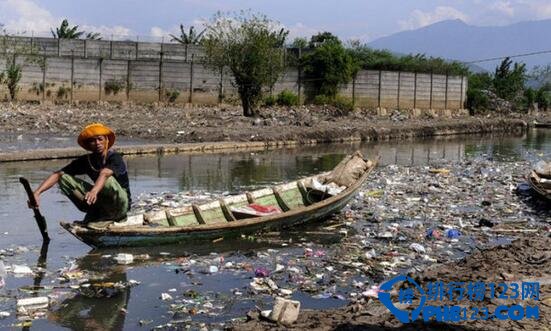 世界上最髒的河流 印尼芝塔龍河(撿垃圾的收入比捕魚更高)