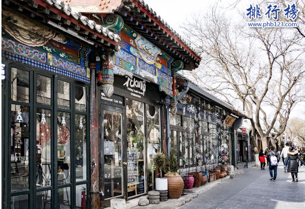 導語：北京是一座歷史文化名城這裡有很多著名的古文化遺蹟，其中包括長城、故宮等還有一個比較有特色好玩的地方那就是北京的胡同，在清朝的時候有很多官員都是住在這裡古文化氣息濃郁有很多大街小巷以及四合院等歷史文化建築今天TOP10排行榜網小編為大家盤點了北京最著名的十大胡同排名介紹，一起來了解一下吧!  北京最著名的十大胡同排名  1.南鑼鼓巷  2.菸袋斜街  3.帽兒胡同  4.國子監街  5.金魚胡同  6.東交民巷  7.琉璃廠  8.西交民巷  9.菊兒胡同  10.八大胡同  十、八大胡同  八大胡同位於觀音寺以西，是老北京柳巷的代稱是一個地名位於前門外大柵欄附近這個地區有15條胡同是紅燈區。因為這裡妓館密集有過明妓或者暗娼公認的八大胡同分別是胭脂胡同、李紗帽胡同、百順胡同等八條胡同是一等二等的妓院。  九、菊兒胡同  菊兒胡同起源於明朝時期，在乾隆時被稱為桔兒胡同是個多音字讀潔和橘。其中橘是俗寫，這裡有很多富有古建築藝術氣息的建築附近好玩的地方有茅盾故居、雍和宮等，吸引了不少外國遊客的關注和遊玩。  八、西交民巷  西交民巷位於西城區南部附近遊玩的景點有天安門廣場、新華街、人民大會堂等這裡有很多古文化遺蹟其中包括街內有張廷閣宅、京師看守所等一些歷史文物單位，在2002年的適合改建為中國錢幣博物館新館。  七、琉璃廠  琉璃廠其餘於清代時期，當時各地參加科舉考試這裡就有很多售賣書籍和筆墨的店面，富有濃郁的古文化氣息贏得了廣大海內外遊客的讚譽。是北京最著名的十大胡同之一周邊的景點有廠甸、紀曉嵐故居。  六、東交民巷  東交民巷位於北京東城區原來是東江米巷在北京最著名的十大胡同排名中這條胡同最長，有元代控制漕運米糧進京的稅務所和海關是運送糧食的必經之地這裡有很多古文化建築以及銀行、教堂、醫院等吸引了很多遊客附近的景點有老舍茶館、天安門等。  五、金魚胡同  金魚胡同這個名字聽著就特別有意思這裡有著名的吉祥戲院和東來順飯莊晚上來這裡逛特別好玩，異彩紛呈的夜景走在小巷中感受這些歷史文化氣息然後還可以去附近的王府井、東堂逛一下非常愜意。  四、國子監街  國子監街起源於元朝初年是北京唯一的牌樓街道，街上面有4座牌樓東面西面各一座國子監附近各一座，以前這裡不叫國子監被稱為成賢街直到1956年的時候才改名國子監這裡存在很多大小宅院、廟宇、古文化氣息濃郁，周邊的景點有國子監、孔廟等。  三、帽兒胡同  帽兒胡同位於北京東城區附近的景點有火德真君廟、茅盾故居等在明代時期因文昌宮取名帽兒胡同，因為清朝時期有很多製作帽子的作坊所以改名為帽兒胡同。  二、菸袋斜街  菸袋斜街位於什剎海文化保護區，在北京最著名的十大胡同排名中是國家建設的八大特色街區之一，起源於明朝初年當時這條街叫打魚廳東街後來到了清朝乾隆年間改名為鼓樓斜街隨著時間的發展這裡住著一些旗人都比較喜歡抽菸所以推動當時煙業的發展開起了菸袋商鋪所以漸漸的就成了菸袋斜街。  一、南鑼鼓巷  南鑼鼓巷又稱蜈蚣街位於北京東城區是一條很古老的街道，這裡保存了元代的很對大街小巷以及四合院街道，另外還有八大巷以及50坊等元代時期這裡叫羅鍋巷乾隆十五年改名為南鑼鼓巷，這裡有很多小商店包括糧店、油鹽店、豬肉鋪、藥鋪等規模龐大有近30個行業另外還有一些比較大的店面如飯店、銀號、茶店等周邊好玩的景點有：恭王府花園、什剎海。  結語：以上就是TOP10排行榜網小編為大家盤點的北京最著名的十大胡同排名，這些胡同的特色都不一樣但是每一個都有著元代和清代時期的古文化氣息，是北京一個非常好玩有趣的地方。