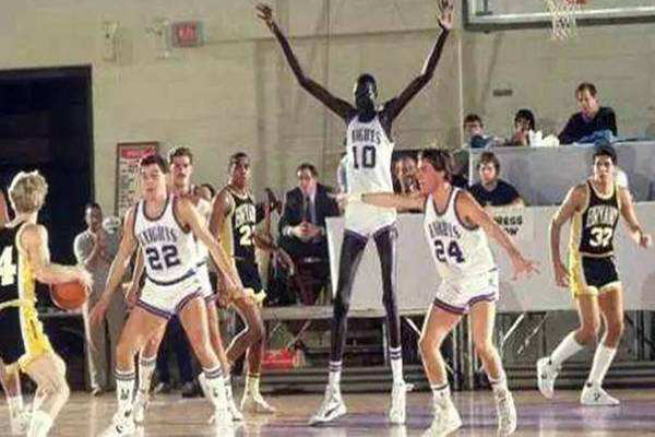 NBA歷史身高排名 姚明身高2.26米只排第5名，第一名堪稱巨人