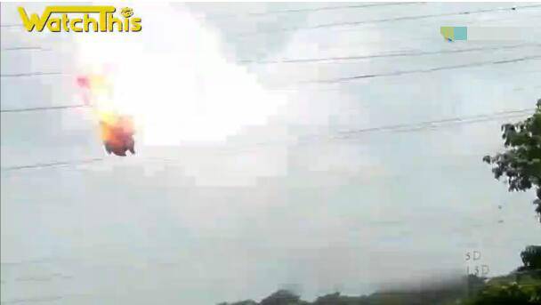 女兵跳傘撞上高壓線 瞬間爆炸燃起大火(視頻)