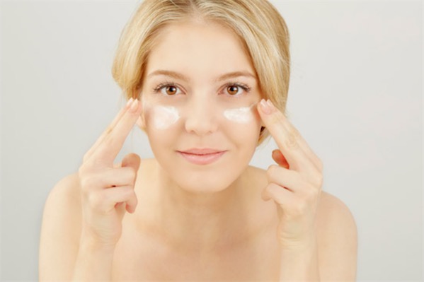 眼部精華露和眼霜的使用方法是什麼