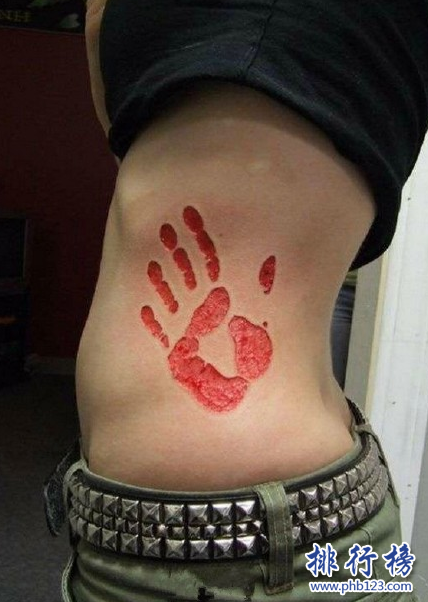 女性腰部手掌割肉紋身圖