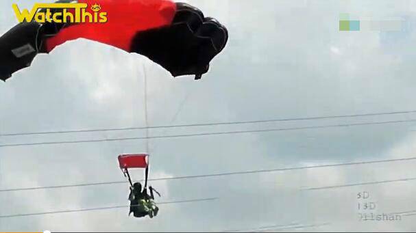 女兵跳傘撞上高壓線 瞬間爆炸燃起大火(視頻)