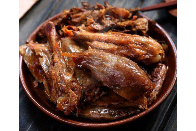 台灣最著名的小吃 滷肉飯人氣最高，鹽酥雞很值得嘗試