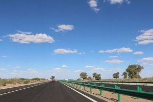 世界上穿越沙漠最長的高速公路：中國京新高速（圖）