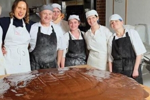 世界上最大的佳發蛋糕：直徑1.2米（普通佳發蛋糕的23倍）