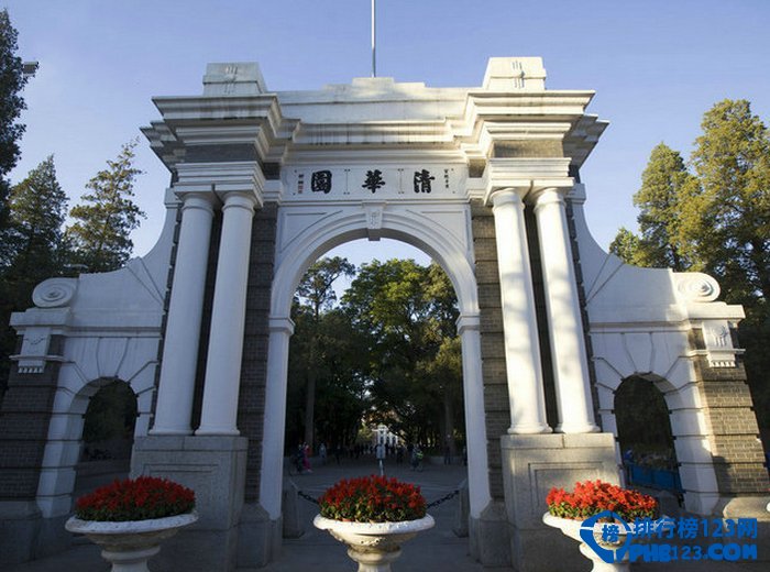 所謂六星級大學指的就是最頂級的大學，而在我們國家又有很多優秀的頂級大學，中國大學星級排名以大學的人才與科研產出的質量為基準，是對我國大學辦學成就與辦學水平的分級評價。星級評價結果分為6個星級，最高為六星，最低為一星。而在2016年北京大學依然穩居首位，成為中國最頂級大學。下面TOP10排行榜網的小編就來為大家盤點一下2016中國六星級大學排行榜。