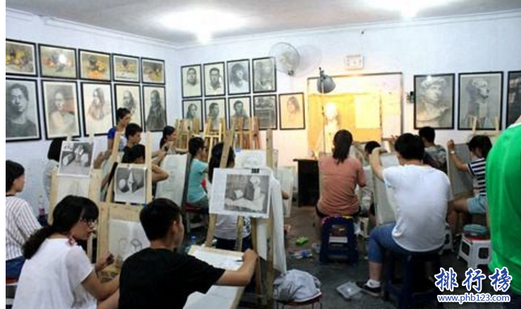 導語：北京有很多美術培訓院校，讓人看得眼花繚亂不知道該如何選擇，導致上萬的學子找不到合適的藝術培訓機構以至於成績相差很大，錯過了被清華或者央美錄取的機會，下面TOP10排行榜網小編整理了北京十大畫室，這些畫室都是非常優秀的幫助大家找到最理想的畫室。  北京十大畫室  1.巔峰廣藝畫室  2.清美直通畫室  3.零一零畫室  4.萬向畫室  5.秋水畫室  6.藝捷畫室  7.小澤畫室  8.金辰畫室  9.欒樹畫室  10.北京非凡畫室  十、北京非凡畫室  官網：https://www.feifanhuashi.com/  地址：北京市朝陽區水郡長安別墅1號院甲25號樓  北京非凡畫室成立於1999年已經有17年的歷史了，是北京升學率最高的一個畫室曾經這裡被評選為清華美院，有150人在清華過線，這裡是當之無愧的狀元孵化器成為最有實力的學校。  九、欒樹畫室  官網：https://www.luanshuart.com/  地址：北京市通州區宋莊尚堡E座欒樹畫室  欒樹畫室位於北京市朝陽區花家地街花家地商業1號樓這裡擁有強大的師資力量，老師上課思路清晰人比較負責任，講的非常的細緻，培養了很多優秀的學子。  八、金辰畫室  網址：https://www.jinchenhuashi.com/  地址：北京順義區高麗營鎮天北路8號  金辰畫室是中國知名的品牌畫室，老師比較負責任求精務實的辦學理念，成為了很多學子藝術夢想的起點，打造了中考、聯考、考研等全方面為一體的培訓機構，這么多年來一直被評選為北京十大優秀畫室之一。  七、小澤畫室  官網：https://www.xiaozehuashi.com/  地址：北京市通州區宋莊鎮富豪工業區101號  小澤畫室創立於2003年是北京的一家專業的美術培訓機構，是升學率最高的一個畫室，這裡的老師對學生認真負責，受到家長和學生的信任，受到業界的好評不斷。  六、藝捷畫室  地址：酒仙橋北路東口五環7號  北京藝捷畫室成立於1999年是劉人郡老師創辦的，並且組建了中央美院還有研究生等具有強大的教師團隊，被評選為中國最有影響力教育品牌，科學管理制度，濃厚有趣的學習氛圍受到很多學生的好評。  五、秋水畫室  官網：https://qiushuihuashi.com/  地址：綠茵花園別墅如茵38號  北京秋水畫室成立於2006年是一家專業的藝術培訓機構，為學員提供個性化的學習方案，幫助學生考取理想的學校，這裡培養了很多的優秀學子。這裡的老師都是中央美院、清華大學畢業的名校師資力量，2014年組建了美術零基礎學習只需要70天就可與拿到大學通知書。  四、萬向畫室  官網：https://wanxiangmeishu.com/  地址：北京市朝陽區來廣營西路  萬向畫室是一家知名的畫室，這裡培養了很多優秀的藝術學子，老師針對學生定製合適的學習方案讓學生能夠考取理想的院校，另外還開設了文化課程使學生能夠兼顧文化科從而打下堅實的基礎。  三、零一零畫室  官網：https://www.010huashi.com/  地址：北京市通州區新華南路39號  零一零畫室成立於2000年是一家專業的綜合教育機構，根據數據顯示2005年本校考入清華大學的有88個人考進中央美術學院的有66人，北京服裝學院的有190人左右，從數據來看學校師資力量強大，有著豐富的教學機構和團隊。  二、清美直通畫室  官網：https://www.qingmei100.com/  地址：北京朝陽區東四環化工路垡頭南里9號院  清美直通畫室成立於2007年，只培養清華的學子，被評選為中國清華藝考第一品牌，獨創了高端美術培訓模組化定製教學體系，針對每位學員制定不同的教學計畫將幾萬人成功送入清華為祖國培養了很多藝術天才。  一、巔峰廣藝畫室  官網：https://www.siweihuashi.com/  地址：北京市通州區宋莊小堡365號  巔峰廣藝畫室擁有強大的教學團隊，是一個非常有實力的藝術培訓院校，目前該校本科生過線率超過95%以上，基本上每個學員可以拿到2個大學專業的合格證，學校有100名學生，清華過線的有24個人，培養了很多狀元學子，成為家長和學生都信賴的實力名校。  結語：以上就是TOP10排行榜網小編為大家盤點的北京十大畫室，這些畫室都是比較優秀的名校培養了很多清華、中央美術學院的優秀學子受到很多學生和家長的好評。