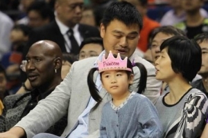 姚明攜妻子女兒共同觀戰NBA中國賽