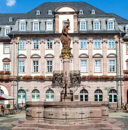 Reichenstraβe大街和城市噴泉