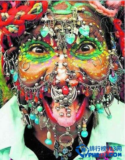 全球臉上穿孔最多的女人 巴西女人臉穿600多個環破世界紀錄