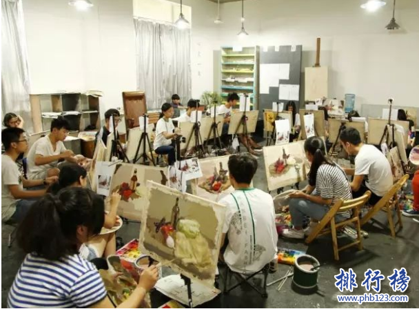 導語：北京有很多美術培訓院校，讓人看得眼花繚亂不知道該如何選擇，導致上萬的學子找不到合適的藝術培訓機構以至於成績相差很大，錯過了被清華或者央美錄取的機會，下面TOP10排行榜網小編整理了北京十大畫室，這些畫室都是非常優秀的幫助大家找到最理想的畫室。  北京十大畫室  1.巔峰廣藝畫室  2.清美直通畫室  3.零一零畫室  4.萬向畫室  5.秋水畫室  6.藝捷畫室  7.小澤畫室  8.金辰畫室  9.欒樹畫室  10.北京非凡畫室  十、北京非凡畫室  官網：https://www.feifanhuashi.com/  地址：北京市朝陽區水郡長安別墅1號院甲25號樓  北京非凡畫室成立於1999年已經有17年的歷史了，是北京升學率最高的一個畫室曾經這裡被評選為清華美院，有150人在清華過線，這裡是當之無愧的狀元孵化器成為最有實力的學校。  九、欒樹畫室  官網：https://www.luanshuart.com/  地址：北京市通州區宋莊尚堡E座欒樹畫室  欒樹畫室位於北京市朝陽區花家地街花家地商業1號樓這裡擁有強大的師資力量，老師上課思路清晰人比較負責任，講的非常的細緻，培養了很多優秀的學子。  八、金辰畫室  網址：https://www.jinchenhuashi.com/  地址：北京順義區高麗營鎮天北路8號  金辰畫室是中國知名的品牌畫室，老師比較負責任求精務實的辦學理念，成為了很多學子藝術夢想的起點，打造了中考、聯考、考研等全方面為一體的培訓機構，這么多年來一直被評選為北京十大優秀畫室之一。  七、小澤畫室  官網：https://www.xiaozehuashi.com/  地址：北京市通州區宋莊鎮富豪工業區101號  小澤畫室創立於2003年是北京的一家專業的美術培訓機構，是升學率最高的一個畫室，這裡的老師對學生認真負責，受到家長和學生的信任，受到業界的好評不斷。  六、藝捷畫室  地址：酒仙橋北路東口五環7號  北京藝捷畫室成立於1999年是劉人郡老師創辦的，並且組建了中央美院還有研究生等具有強大的教師團隊，被評選為中國最有影響力教育品牌，科學管理制度，濃厚有趣的學習氛圍受到很多學生的好評。  五、秋水畫室  官網：https://qiushuihuashi.com/  地址：綠茵花園別墅如茵38號  北京秋水畫室成立於2006年是一家專業的藝術培訓機構，為學員提供個性化的學習方案，幫助學生考取理想的學校，這裡培養了很多的優秀學子。這裡的老師都是中央美院、清華大學畢業的名校師資力量，2014年組建了美術零基礎學習只需要70天就可與拿到大學通知書。  四、萬向畫室  官網：https://wanxiangmeishu.com/  地址：北京市朝陽區來廣營西路  萬向畫室是一家知名的畫室，這裡培養了很多優秀的藝術學子，老師針對學生定製合適的學習方案讓學生能夠考取理想的院校，另外還開設了文化課程使學生能夠兼顧文化科從而打下堅實的基礎。  三、零一零畫室  官網：https://www.010huashi.com/  地址：北京市通州區新華南路39號  零一零畫室成立於2000年是一家專業的綜合教育機構，根據數據顯示2005年本校考入清華大學的有88個人考進中央美術學院的有66人，北京服裝學院的有190人左右，從數據來看學校師資力量強大，有著豐富的教學機構和團隊。  二、清美直通畫室  官網：https://www.qingmei100.com/  地址：北京朝陽區東四環化工路垡頭南里9號院  清美直通畫室成立於2007年，只培養清華的學子，被評選為中國清華藝考第一品牌，獨創了高端美術培訓模組化定製教學體系，針對每位學員制定不同的教學計畫將幾萬人成功送入清華為祖國培養了很多藝術天才。  一、巔峰廣藝畫室  官網：https://www.siweihuashi.com/  地址：北京市通州區宋莊小堡365號  巔峰廣藝畫室擁有強大的教學團隊，是一個非常有實力的藝術培訓院校，目前該校本科生過線率超過95%以上，基本上每個學員可以拿到2個大學專業的合格證，學校有100名學生，清華過線的有24個人，培養了很多狀元學子，成為家長和學生都信賴的實力名校。  結語：以上就是TOP10排行榜網小編為大家盤點的北京十大畫室，這些畫室都是比較優秀的名校培養了很多清華、中央美術學院的優秀學子受到很多學生和家長的好評。