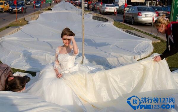 世界最長的婚紗 17歲嫩模穿三千米婚紗