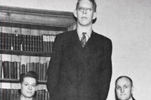 世界上最高的人：美國人羅伯特·沃德洛身高2.72米