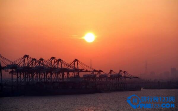 中國最大的港口：上海港口（也是世界最大的港口）