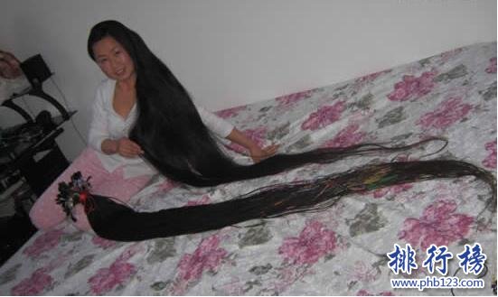 世界上最長的頭髮：阿薩•曼德拉頭長16.7米重40斤(被壓彎脊柱)