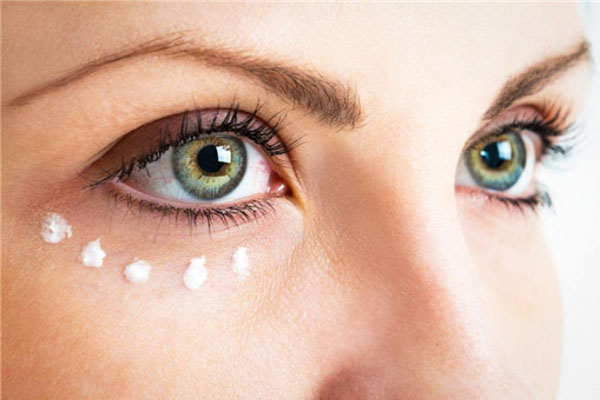眼霜和眼部精華的區別是什麼