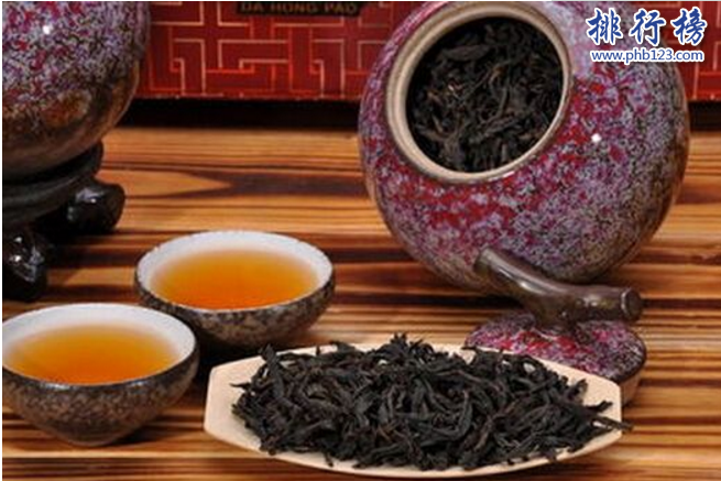 導語：中國茶文化歷史悠久，市面上有各種各樣的茶葉品種一般常見的是紅茶和綠茶兩種。你可能還不知道有些茶葉在國際上有很高的知名度以及良好的評價，今天TOP10排行榜網小編為大家介紹一下中國十大名茶產地，一起來了解一下。  中國十大名茶產地  1.西湖龍井  2.太湖碧螺春  3.信陽毛尖  4.黃山毛峰  5.君山銀針  6.祁門紅茶  7.武夷岩茶  8.都勻毛尖  9.安溪鐵觀音  10.六安瓜片  十、六安瓜片  安徽六安以及齊雲山附近是盛產茶葉的地方當地外形平展每一片茶葉都是綠色鮮嫩的，小小的瓜子殼那么大。泡水喝會有清香口味有點甜，如果你買到假的瓜片喝起來就有點苦而且顏色還是黃色的。  九、安溪鐵觀音  鐵觀音中國知名的綠茶產於福建安溪縣是十大名茶產地之一。葉子沉重但是外形很美顏色是砂綠光潤，泡的時候有一股天然茶香，湯色清澈金黃味道醇厚甜美剛入口有點苦慢慢品嘗有點回甜是生活中經常看到的一款茶葉。  八、都勻毛尖  都勻毛尖產於貴州都勻縣，茶葉是那種嫩綠的很小的，外形看起來很細有點捲曲，內質香氣清嫩是很多男生和長輩愛喝的一款茶，入口有回甜味，如果是假的味道就是苦的。  七、武夷岩茶  武夷岩茶產於福建崇安縣，這款茶雖然名氣不高但是味道很好喝而且有淡淡的茶香味，外形看上去有些肥大但是綠色的看上去很新鮮，泡出來的茶顏色跟烏龍茶有點相似，中央葉肉黃綠色，葉脈淺黃色，可以泡6次以上，假茶開始味淡，色澤枯暗。  六、祁門紅茶  祁門紅茶產於安徽祁門又稱祁紅，是紅茶中的精品適合送人或者自己品嘗，據說這款茶是英國女王最愛的一款飲品曾有紅茶皇后的美譽，茶葉顏色是棕紅色味道醇厚鮮爽。如果是假茶一般添加色素味道苦澀難喝。  五、君山銀針  君山銀針產於湖南嶽陽洞庭湖中的君山，是中國十大名茶產地之一外形看上去細細的有點像針，外形是綠色的泡出來的茶是金黃色的有清鮮香氣，味道微甜。假的銀針有一種清草味道而且泡的茶葉都不能豎立起來。  四、黃山毛峰  黃山毛峰產於安徽黃山一帶也稱徽茶，是清代年間謝裕大茶莊所創的，茶泡出的顏色是淡黃色的味道醇厚香色散發，這款茶葉也是百姓生活中經常喝的一個茶，如果是假的茶葉子是土黃色的味道微苦。  三、信陽毛尖  信陽毛尖產於河南信陽是中國十大名茶產地之一，信陽毛尖有綠茶之王的美譽常被用來作為特產送人，外形顏色嫩綠色，泡出來的茶味道很濃很好喝，有明目和提神醒腦的作用。  二、太湖碧螺春  太湖碧螺春是中國知名的茶葉，已經有1000多年的歷史產自於蘇州吳縣太湖的洞庭山碧螺峰，茶葉顏色綠色看起來很鮮嫩，泡出來的味道醇厚好喝，是很多長輩的最愛。  一、西湖龍井  西湖龍井產於浙江杭州西湖區是中國最知名的一款茶葉，顏色鮮綠手感光滑，茶葉的嫩牙成朵看上去小巧玲瓏的，泡出來的味道清香，如果買到假的會有一種清草味而且顏色也不是很正的那種。  結語：以上就是TOP10排行榜網小編為大家盤點的中國十大名茶產地，這些茶葉我們在生活中經常看到一些男士或者長輩們喝，是中國十大名茶送禮或者自己喝都是不錯的。