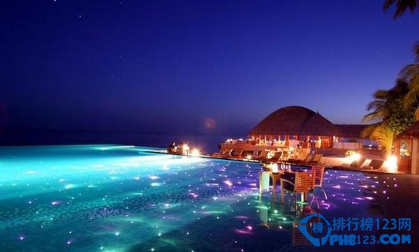 全球十二個仙境般的游泳池TOP9：海景浪漫泳池