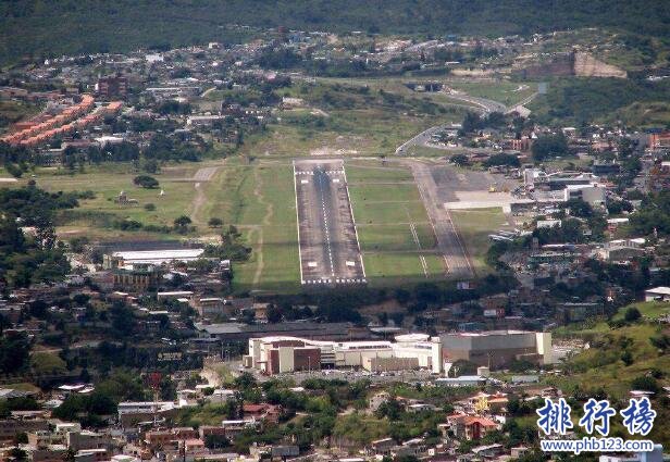 世界十大危險機場，盧卡拉機場位於海拔3000米的山脈腹地