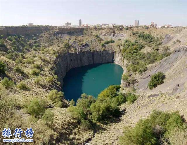最大人力挖掘礦坑：南非金伯利鑽石礦坑 鑽石總量1.07米