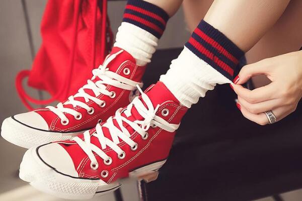 紅色鞋子搭配什麼顏色堆堆襪